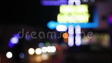 汽车，出租车行驶，人们在夜路上行走.. 色彩斑斓的离焦闪烁的夜晚灯光抽象背景